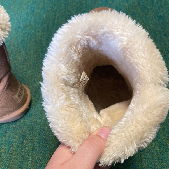 Fuzzy boots - Picture 4 of 6